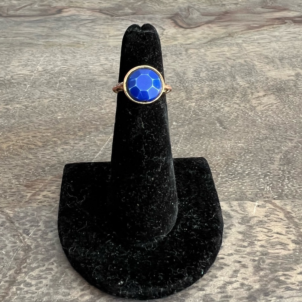 🍭6/$30 Vibrant blue faceted distressed ring - size 4